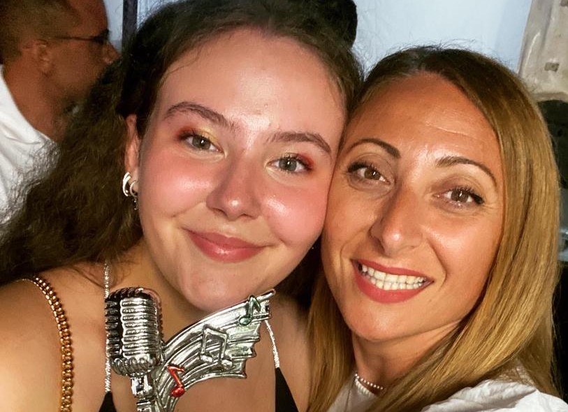 La cantante nissena Maria Ginevra Azzaro “sbanca” il “Je so pazzo Music Festival”:  incetta di premi e riconoscimenti