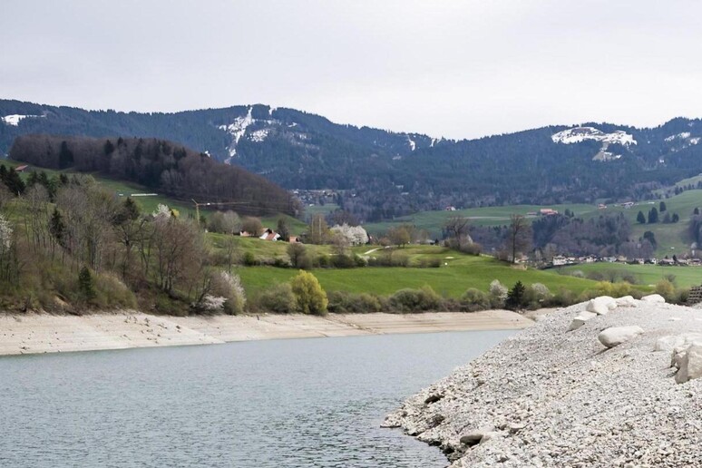 Due donne si tuffano nel torrente per salvare un cane ma non riemergono: si teme per le loro vite