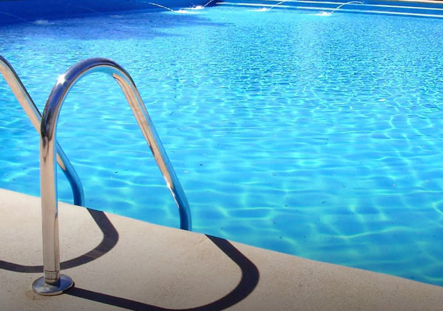 Ladri svuotano, smontano e rubano piscina di 10 metri montata lo stesso giorno in giardino