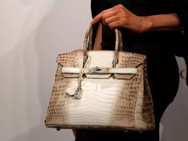 Tenta di vendere online borsetta rubata: la proprietaria finge di volerla acquistare e si presenta all’appuntamento con i Carabinieri