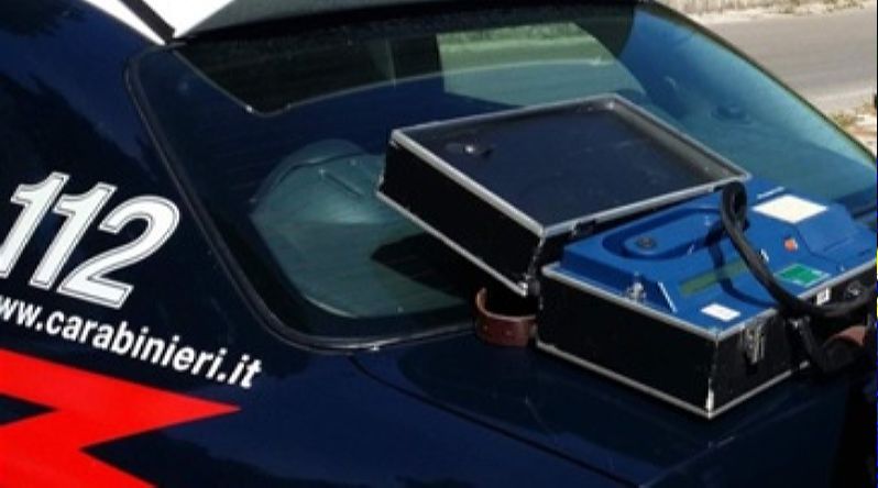 31enne ubriaca si schianta con la propria auto davanti la caserma dei Carabinieri
