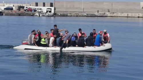 Migranti: barcone alla deriva, 10 persone salvate e portate a Pantelleria