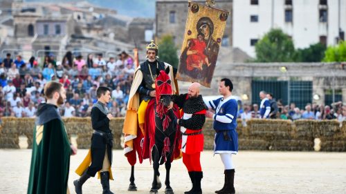 Piazza Armerina: Palio dei Normanni dedicato a Battiato. Imperdibile la Giostra del 14 agosto