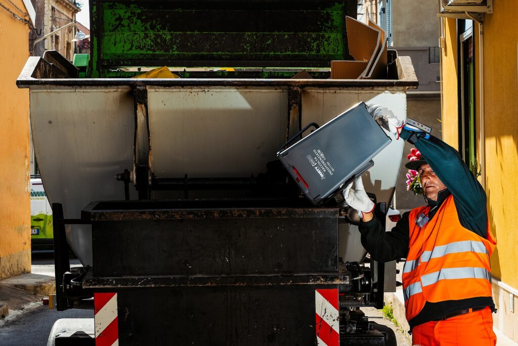 Caltanissetta. Sit in sindacale contro utilizzo da parte degli operatori ecologici del braccialetto elettronico Tag Rfid proposto dalla Dusty