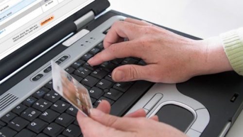 Frodi online tra messaggi truffa e chiamate di falsi operatori: i consigli della Polizia Postale