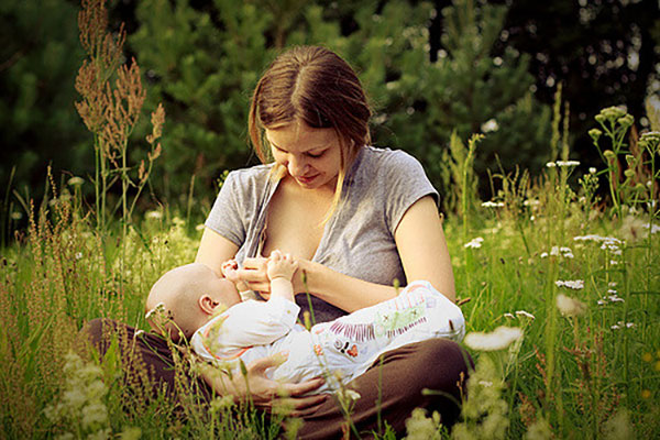 Pediatri: allattare al seno nutre e mantiene l’idratazione del bebè