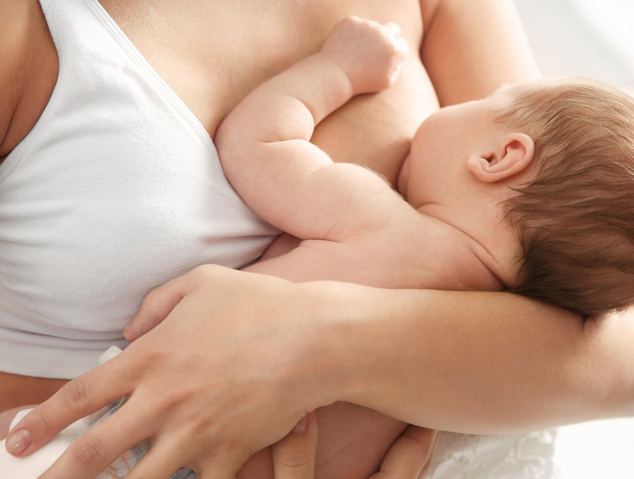 Bimbo di 18 mesi cade mentre la mamma lo stava allattando: è in coma