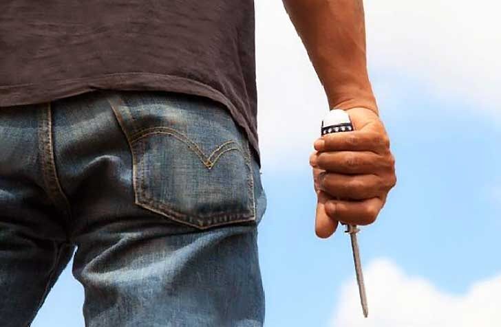 Sicilia, 23enne minaccia padre e sorella per soldi. Denunciato per maltrattamenti ed estorsione