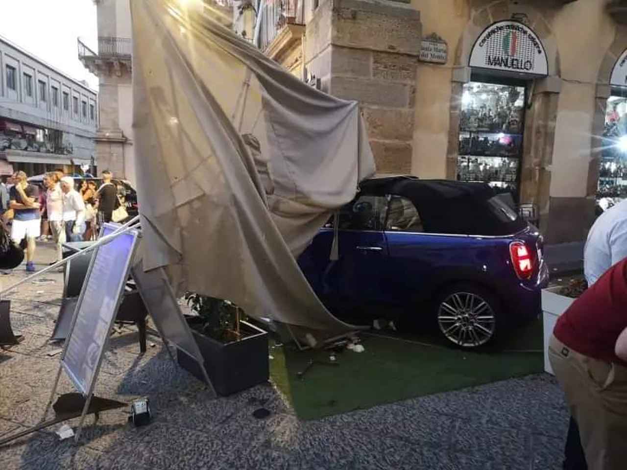Auto contro tavoli di un bar, 6 feriti a Caltagirone