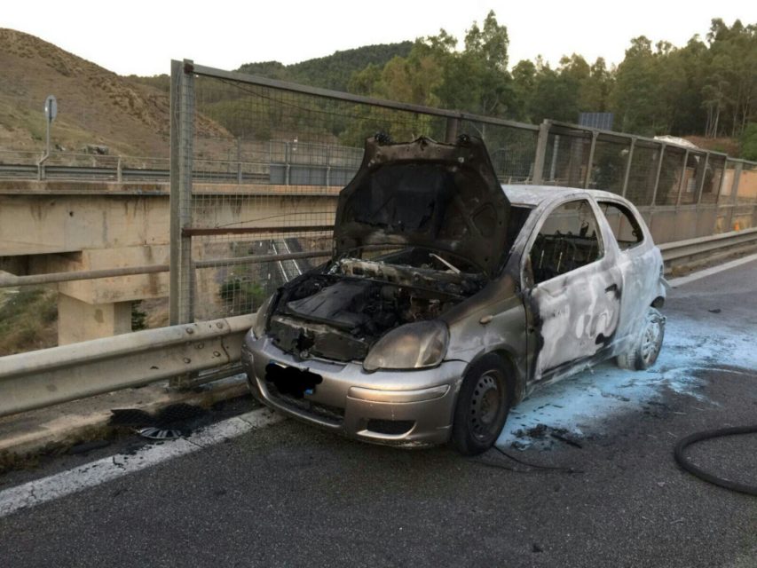 A19: l’auto va in fiamme durante il tragitto. Salvo il  conducente