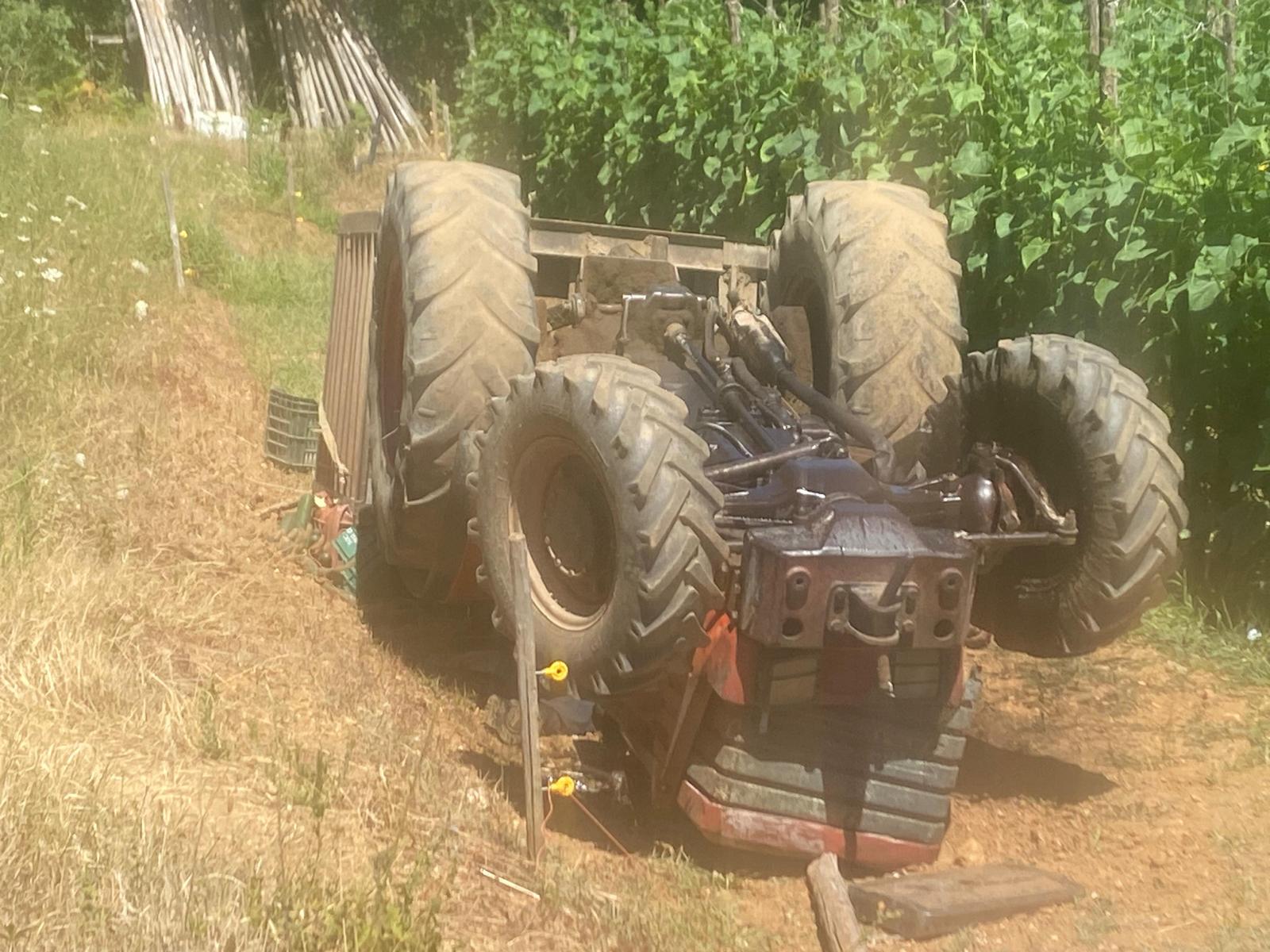 Si ribalta trattore in campagna: niente da fare per un agricoltore 75enne