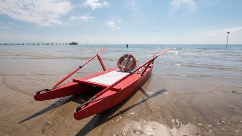 Tragico bagno in mare: muore 24enne, salvato in extremis l’amico