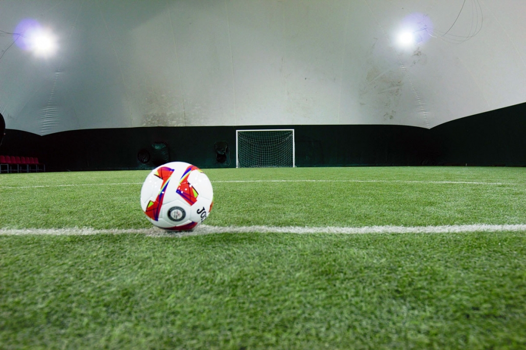 Malore improvviso mentre stava giocando una partita a calcio: muore 61enne sotto gli occhi dei suoi amici di sempre