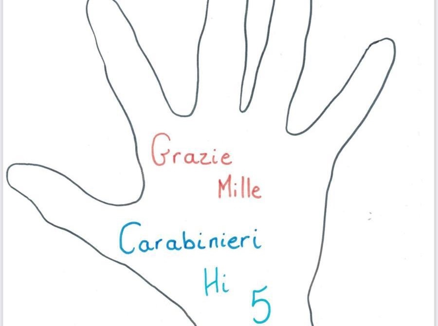 Gli rubano il monopattino, i Carabinieri lo ritrovano e il giovane turista li ringrazia con un disegno