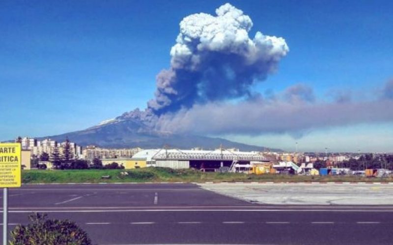 Etna in eruzione, aeroporto di Catania chiuso fino alle 06.00 del 15 agosto