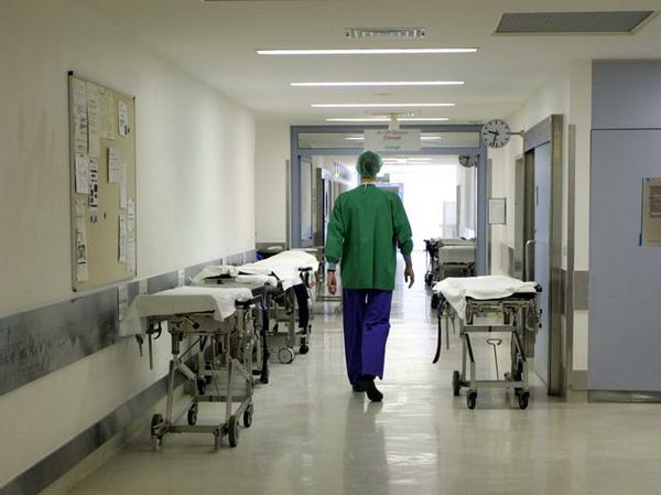 Palermo, anziana dimessa da ospedale ma cade da barella e muore: aperta inchiesta