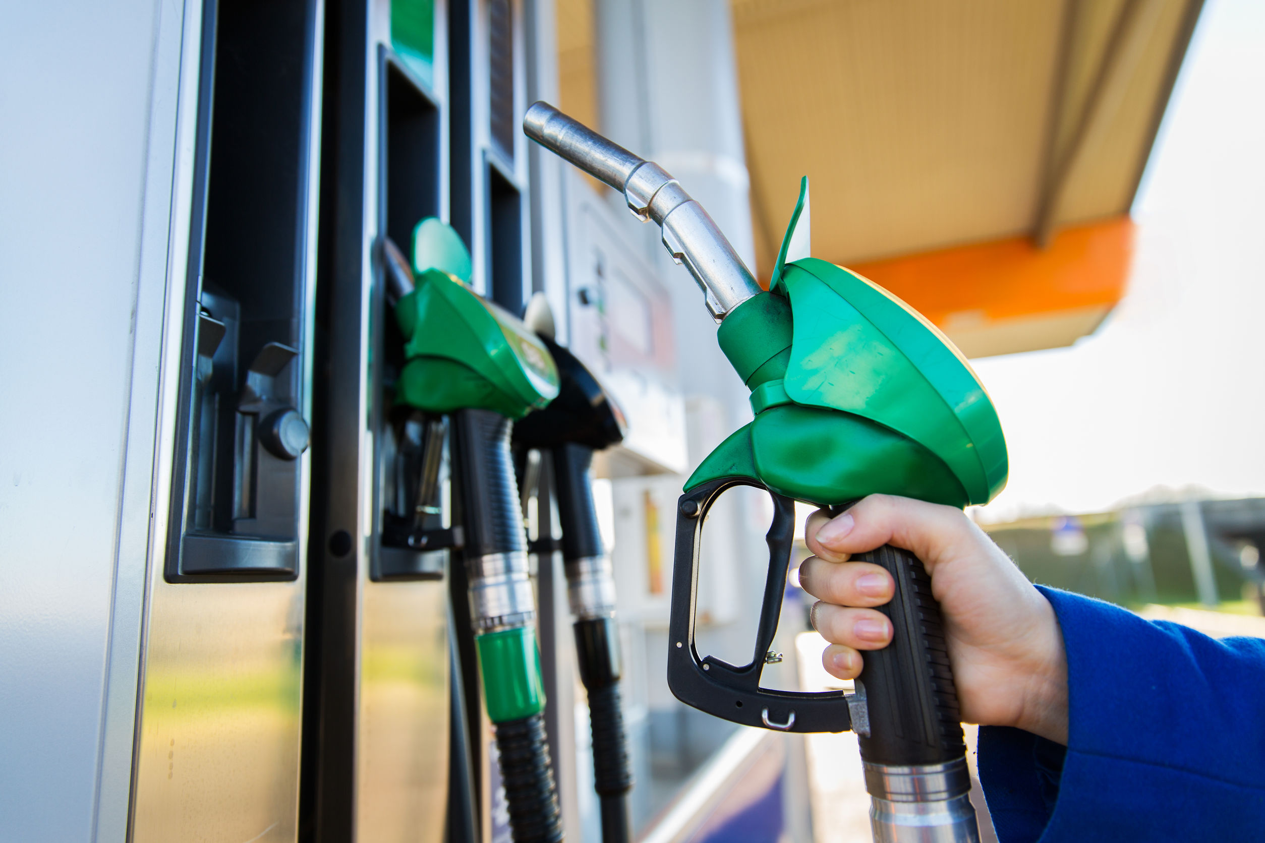Carburanti, prezzi al rialzo: benzina self a 2,019 euro in autostrada