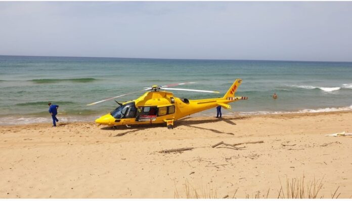 Morto un uomo di 60 anni intervenuto per soccorrere due ragazzine in difficoltà in acqua