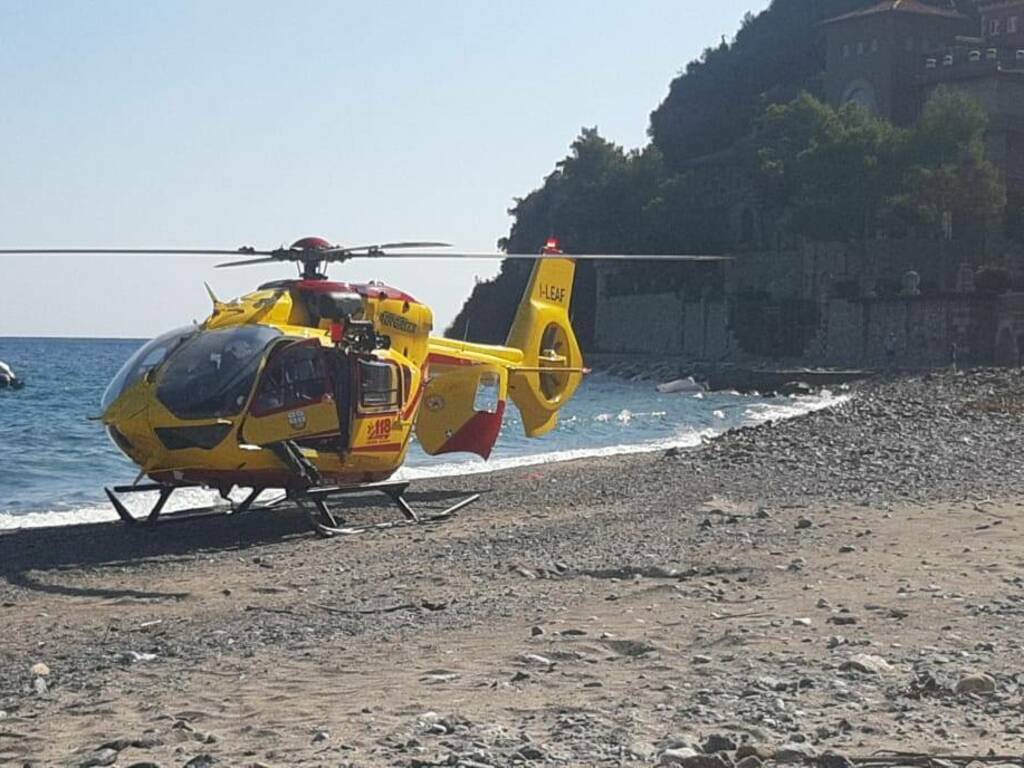 Ventottenne muore in spiaggia travolta da un albero staccatosi da un costone