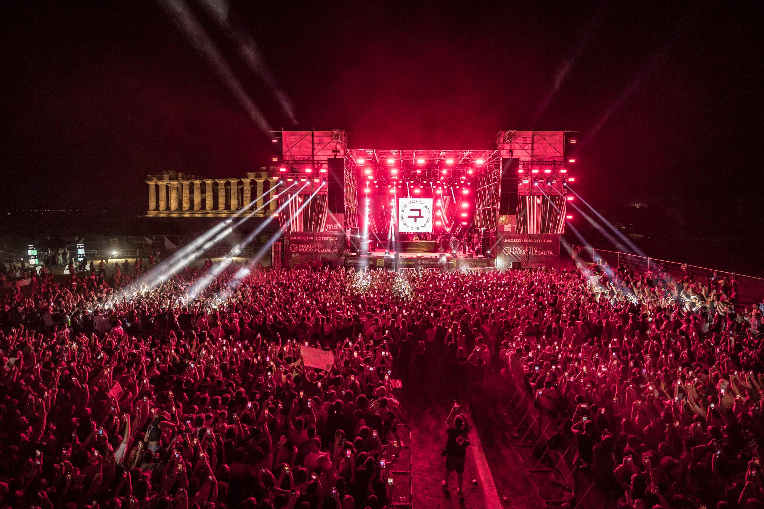 La musica abbraccia la legalità tra i templi del Parco archeologico di Selinunte: oltre 15 mila per Peggy Gou. Contra lancia raccolta fondi per una casa rifugio di donne vittime di violenza