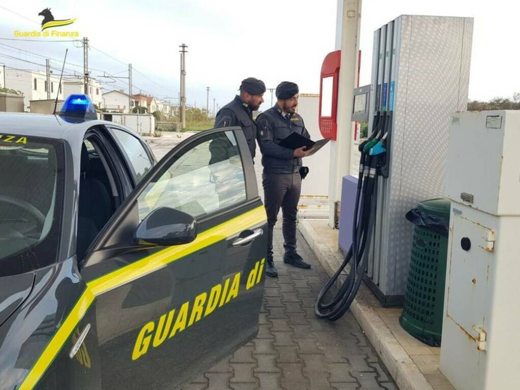 Sicilia, prezzi dei carburanti sotto controllo. Finanza contesta 89 violazioni