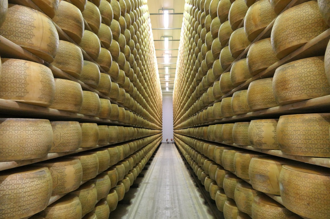 Cadono forme di Grana Padano dalle scaffalature: muore travolto dal loro peso il titolare dell’azienda