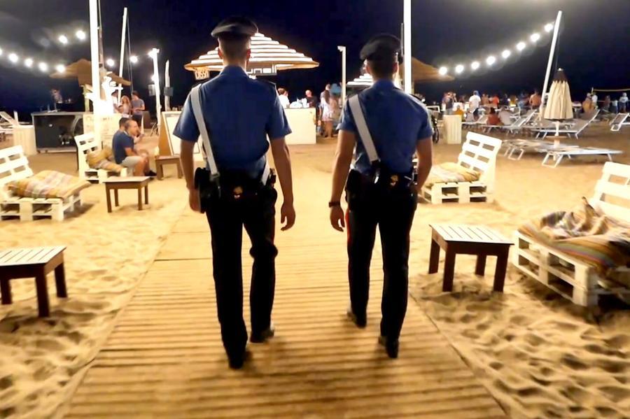 Bambina si allontana dalla famiglia e si perde in spiaggia: ritrovata dai carabinieri