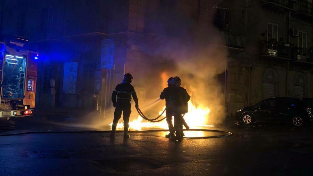 Sicilia, incendio in un’abitazione: donna salvata dalle fiamme da due coraggiosi cittadini