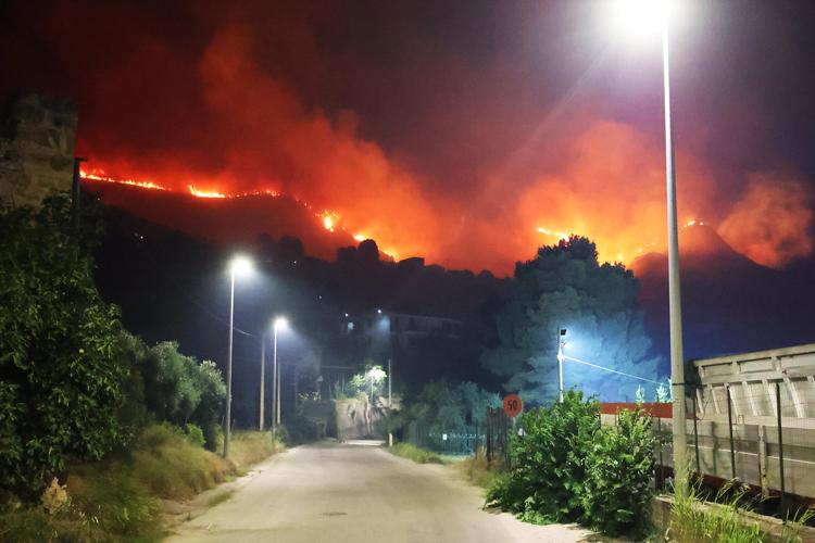 Emergenza incendi, la regione Sicilia sollecita i Comuni
