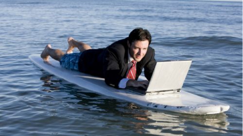 Italiani stacanovisti: in vacanza rispondono a telefonate e mail di lavoro