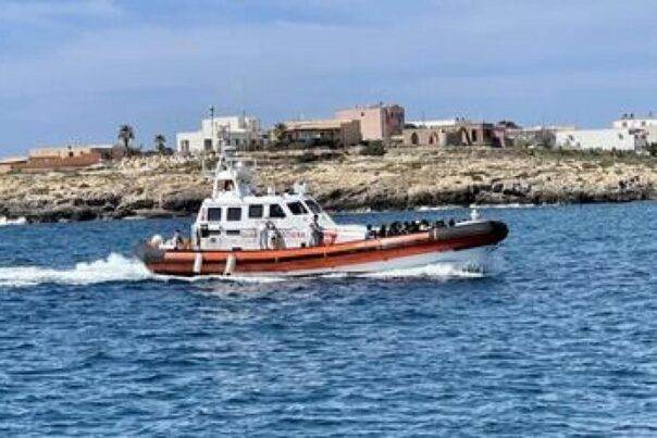 Lampedusa, 4 sbarchi nella notte con 239 migranti e nell’hotspot gli ospiti salgono a 2.133