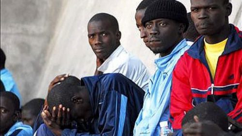 Caltanissetta, sit in di protesta di migranti dinanzi la Prefettura