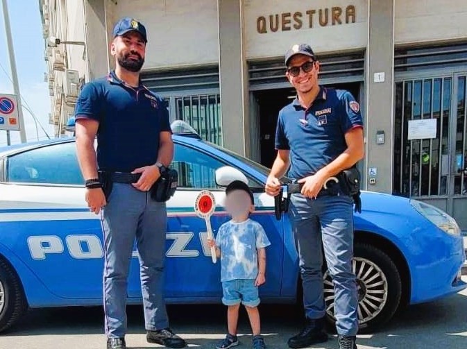 Caltanissetta. Un giorno da poliziotto: visita in Questura per il piccolo Enea