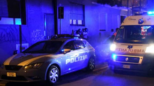 Tragedia familiare: figlio uccide la madre in casa a coltellate e poi si suicida