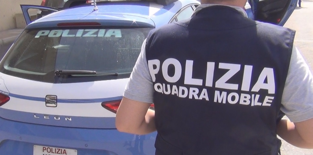 Piazza Armerina, un arresto e due ferni della Polizia per estorsione. La ex della vittima complice