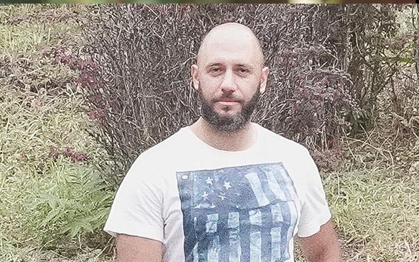 Bimba di 3 anni cade dal quinto piano, ma viene presa al volo da un passante che le salva la vita