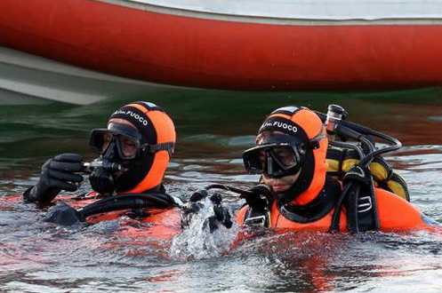 Ventenne annega dopo essersi tuffato in acqua per un po’ di refrigerio
