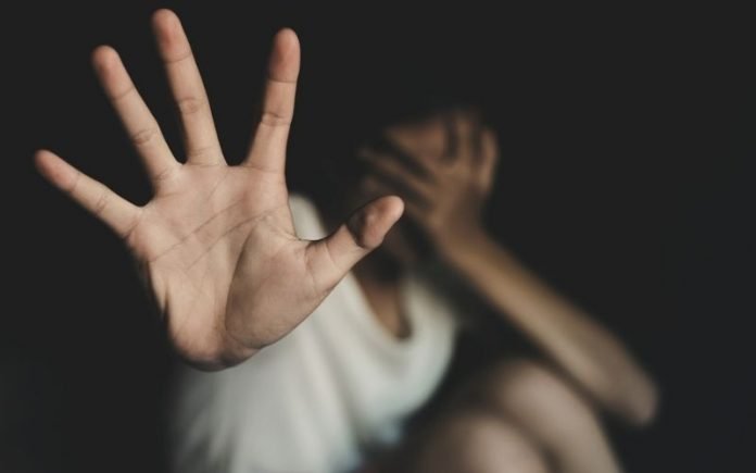 Violenta una giovane dopo averla costretta a bere, arrestato romeno di 25 anni
