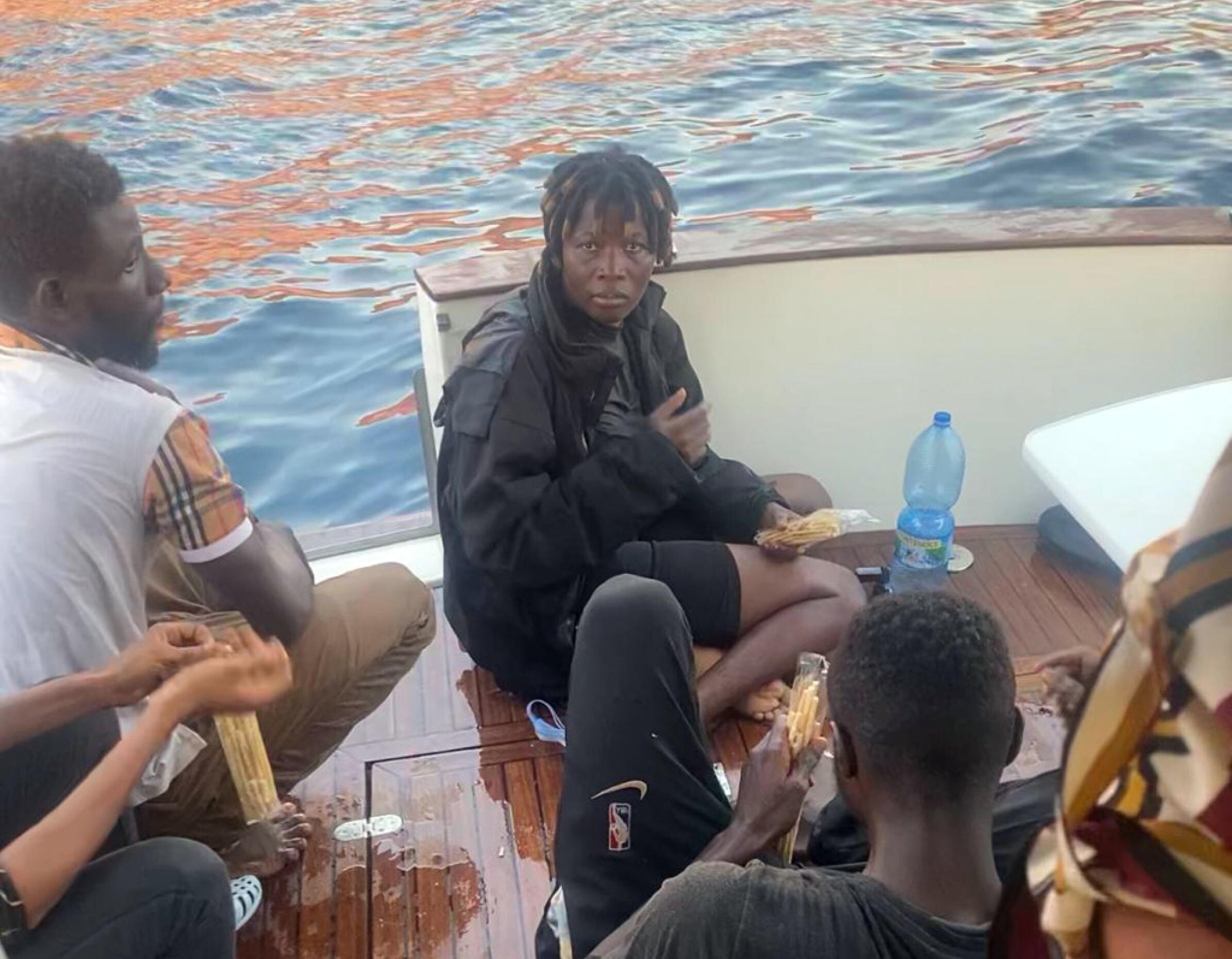 A Lampedusa una giovane si getta in acqua e salva quattro migranti