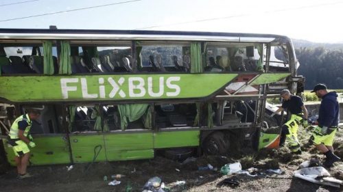 Tre italiani tra i 46 feriti di un incidente a un bus nel quale è morta una ragazza di 19 anni