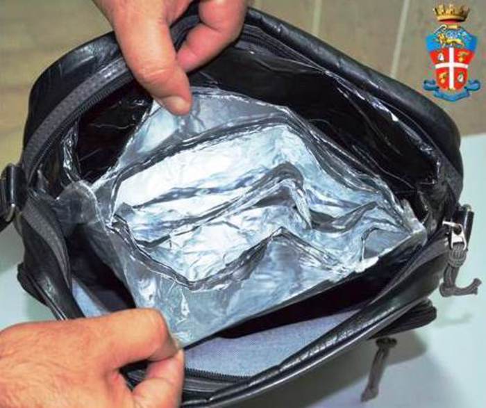 Rubavano capi d’abbigliamento costosi schermando borse e zaini: arrestati dalla Polizia