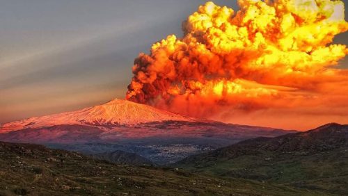 L’Etna torna a farsi sentire: attività stromboliana al cratere di sud-est
