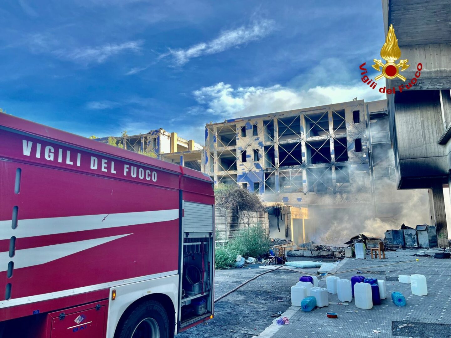 Incendio in un edificio abbandonato e rifugio di senzatetto a Catania