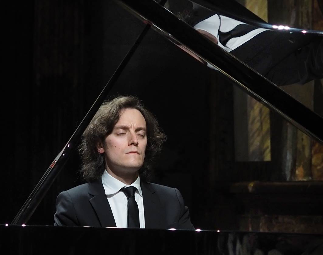 Secondo appuntamento del Pietrarossa Academy and Music Festival, il recital del pianista Alessandro Taverna sul palco del Margherita di Caltanissetta