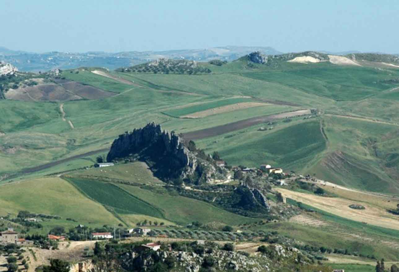 Caltanissetta. L’8 settembre si presenta il libro “Sicilia da raccontare tra storia, architettura e territorio parlante” di Marina Castiglione e Giuseppe Giugno