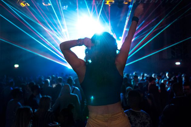 Ragazza palpeggia giovane in discoteca: condannata a sei mesi per violenza sessuale