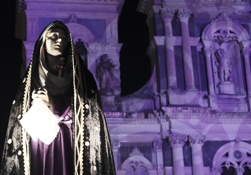 “Via Matris”, spettacolo teatrale dell’Ass. Giovedì Santo in omaggio a Maria Addolorata nel giorno a lei dedicato