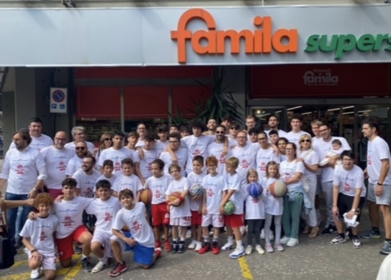 Cento atleti dell’Invicta Basket festeggiano al Famila “Tutti in Campo”