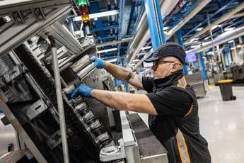 Industria, produzione in calo nel 2024: -3,5%. Crollo a dicembre: -7,1% su anno