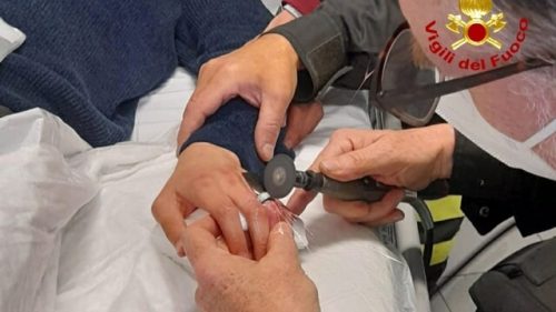 L’anello al dito era troppo stretto: necessario l’intervento dei Vigili del Fuoco